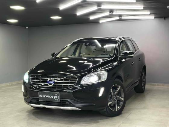 VOLVO XC60 2.4 D5 MOMENTUM DIESEL AWD 4P AUTOMÁTICO